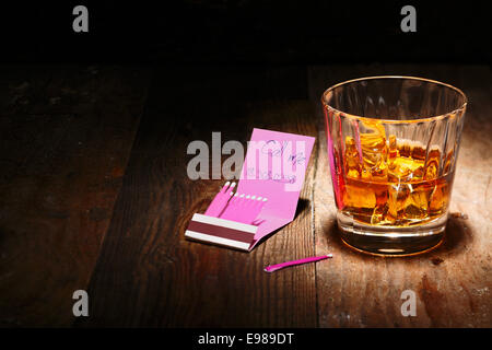 Whiskey on the Rocks ou Scotch avec un livre de correspondances avec un numéro de téléphone insight Banque D'Images