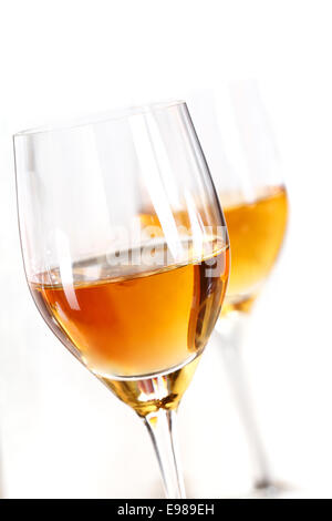 Deux verres de sherry isolé sur fond blanc Banque D'Images