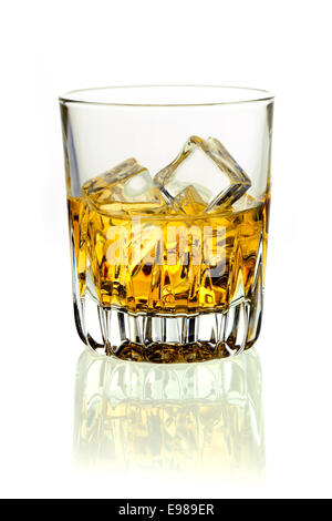 Libre d'un verre de whiskey en or sur la glace sur un fond blanc avec reflet Banque D'Images