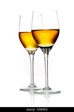 Deux verres de sherry isolated on white Banque D'Images