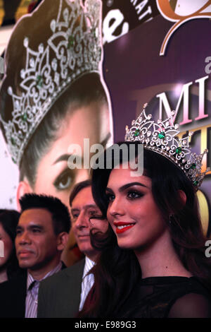 Bangkok, Thaïlande. 21 Oct, 2014. Reine Miss International 2013, Marcelo Ohio du Brésil, posent en photographie au cours de conférence de presse. Les transgenres, concours de beauté Miss Queen International, a annoncé son concours 10e anniversaire qui aura lieu le 7 novembre à Tiffany's Show Theatre à Pattaya, Thaïlande. Crédit : John Vincent/Alamy Live News Banque D'Images