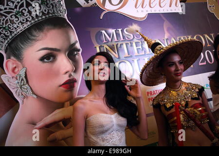 Bangkok, Thaïlande. 21 Oct, 2014. Reine Miss international 2007 Thanyarat Jiraphatpakorn et Miss Tiffany's Universe Nissa Katerahong de Thaïlande posent pour des photos lors d'une conférence de presse à Bangkok annonçant le 10e Miss Queen International concours de beauté transgenre. Les transgenres, concours de beauté Miss Queen International, a annoncé son concours 10e anniversaire qui aura lieu le 7 novembre à Tiffany's Show Theatre à Pattaya, Thaïlande. Crédit : John Vincent/Alamy Live News Banque D'Images