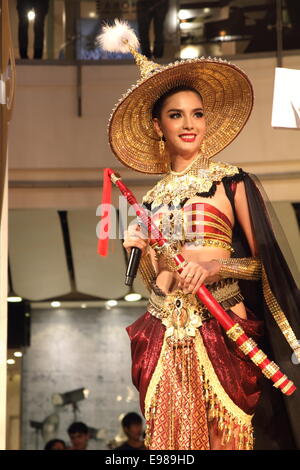 Bangkok, Thaïlande. 21 Oct, 2014. Miss Tiffany's Universe Nissa Katerahong de Thaïlande posent pour la photo au cours de conférence de presse. Les transgenres, concours de beauté Miss Queen International, a annoncé son concours 10e anniversaire qui aura lieu le 7 novembre à Tiffany's Show Theatre à Pattaya, Thaïlande. Crédit : John Vincent/Alamy Live News Banque D'Images