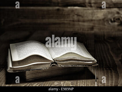 Bien utilisé livre ouvert sur la table en bois Banque D'Images
