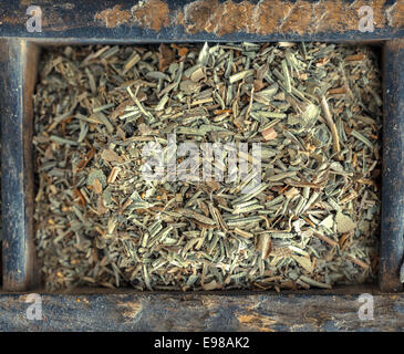 Vue aérienne d'un mélange d'herbes séchées avec un mélange de romarin, sauge, thym et origan utilisé comme assaisonnement en cuisine Banque D'Images