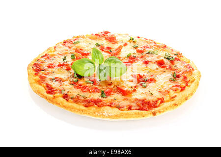 Pizza Margherita décoré de feuilles de basilic isolated on white Banque D'Images