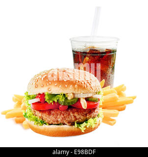 Un petit pain à hamburger sur asesame avec verre de soda glacé et des chips de pommes de terre frites dorées sur fond blanc Banque D'Images