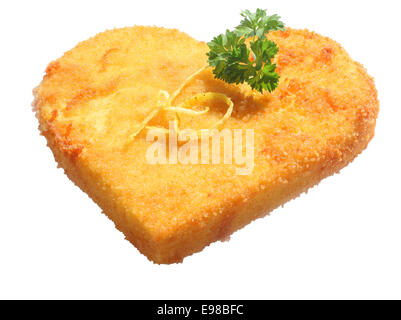 Or en forme de cœur croustillants frits escalope crumbed garnie de persil isolé sur fond blanc Banque D'Images