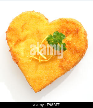 Close-up de savoureux fromage pané frit ou du poisson en forme de cœur, garnie de persil, high angle, sur fond blanc Banque D'Images