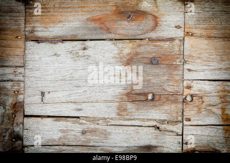 Planches en bois patiné texture avec fissures, de rejoindre et de clous dans le vieux bois bardage dans un bâtiment Banque D'Images