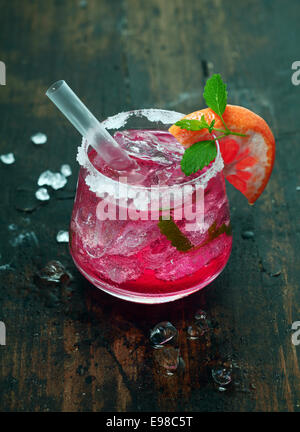 Belle photo d'un délicieux cocktail rose glacée sur un fond en bois brun foncé. Voir mon portefeuille pour toute une série de cocktails. Banque D'Images