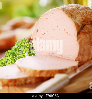 Pain de viande au four allemand fait avec du boeuf haché, le porc et les oignons cuits dans un moule à pain jusqu'à ce qu'il développe une croûte dorée, freshly sliced view de la texture et de la cohérence Banque D'Images