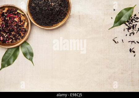 Close-up d'herbes séchées, de plantes aromatiques et de feuilles vertes, utilisés pour leurs effets thérapeutiques en médecine traditionnelle chinoise Banque D'Images