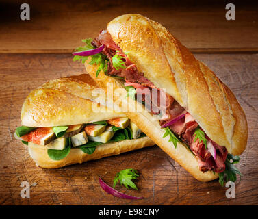 Deux du Crisp Croustillante de baguettes rempli de figues, épinards et fromage bleu et rôti de bœuf froid gourmet pour un délicieux déjeuner salé ou à emporter Banque D'Images