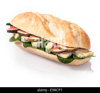 La baguette d'or frais avec un remplissage des figues, bébés épinards et fromage bleu pour un délicieux en-cas salés, sur un fond blanc Banque D'Images