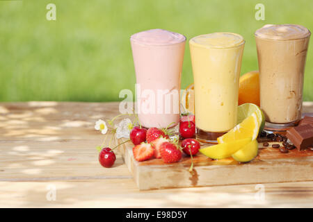 Trois boissons milkshake smoothie sain dans des grands verres, tons naturels Banque D'Images