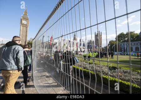 London, Londres, Royaume-Uni. 21 Oct, 2014. La place du Parlement green est déclaré hors des limites par la police alors qu'ils ont découragé les manifestants occupent la démonstration dans l'espace public. Sur la photo : le vert de la place du Parlement est clôturé. © Lee Thomas/ZUMA/Alamy Fil Live News Banque D'Images