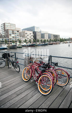 Des vélos et des logements modernes à westerdok à Amsterdam Banque D'Images