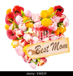 La Fête des mères d'accueil en forme de cœur avec un arrangement de belles tulipes fraîches mulitcolored isolé sur blanc avec une étiquette cadeau Banque D'Images