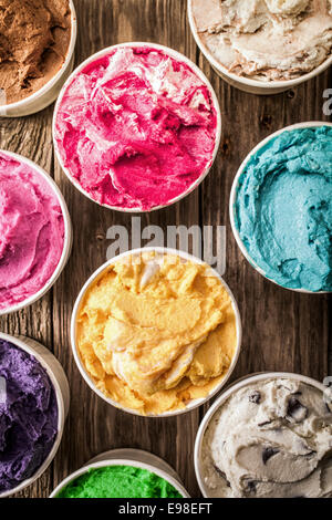 Vue aérienne d'une sélection de bains à remous coloré des glaces italiennes dans une variété de saveurs sur une surface en bois rustique pour un délicieux dessert d'été Banque D'Images