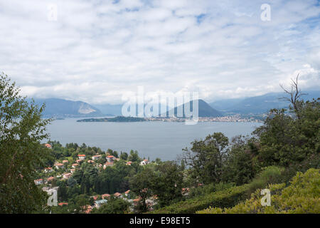 Vue depuis le dessus de la côte nord du lac majeur. Laveno Mombello, Varèse. Italie Banque D'Images