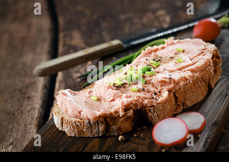 Ouvrir le seigle sandwich avec teewurst fumé, un Allemand saucisse à base de porc et de lard, fraîchement garni de ciboulette, poivre noir et radis Banque D'Images