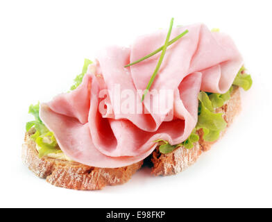 Sandwich au jambon ouvert sur une tranche de pain de seigle grillé avec de la ciboulette fraîche et laitue sur un fond blanc Banque D'Images