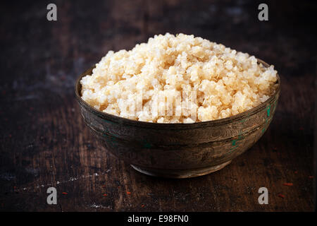 De côté rustique à refus bol de quinoa cuit en bonne santé, une pseudo-céréale dont les graines sont riches en protéines et d'éléments nutritifs Banque D'Images