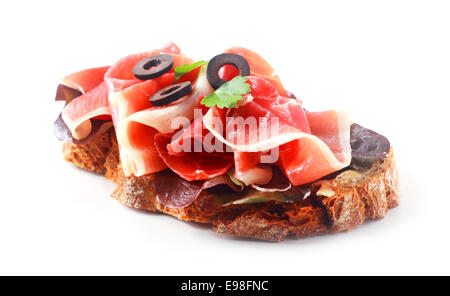 Émincé salés à sec gastronomique allemand traditionnel bavarois ou jambon sur pain de seigle avec olives tranchées Banque D'Images