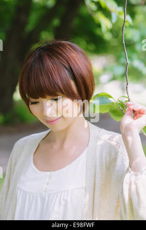 Portrait de jeune japonaise dans un parc Banque D'Images