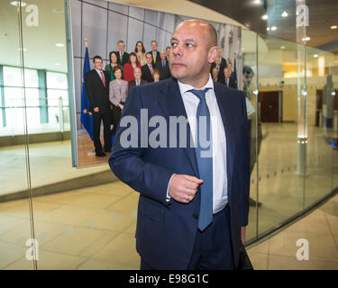 Bruxelles, Belgique. 21 Oct, 2014. Le ministre de l'énergie Ukrainien Yuriy Prodan arrive pour discuter de l'accord gazier avec la Russie au siège de la Commission européenne à Bruxelles, Belgique le 21.10.2014 par Wiktor Dabkowski/photo : dpa Crédit alliance photo alliance/Alamy Live News Banque D'Images