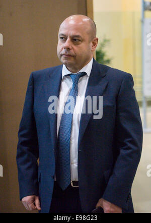 Bruxelles, Belgique. 21 Oct, 2014. Le ministre de l'énergie Ukrainien Yuriy Prodan arrive pour discuter de l'accord gazier avec la Russie au siège de la Commission européenne à Bruxelles, Belgique le 21.10.2014 par Wiktor Dabkowski/photo : dpa Crédit alliance photo alliance/Alamy Live News Banque D'Images