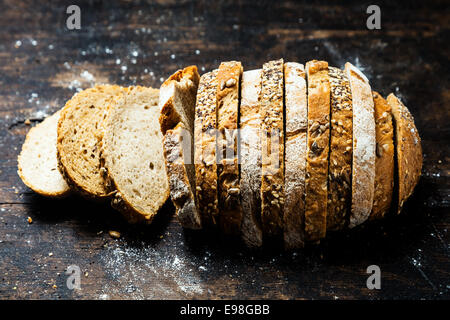 Miche de pain formé de deux céréales en alternance avec d'autres tranches de pain de seigle et de blé entier vue d'en haut avec trois Banque D'Images