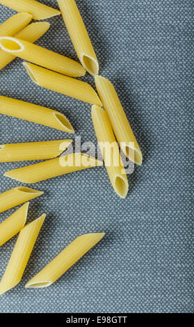 Pâtes penne rigate à l'italienne avec sa coupe d'angle de forme tubulaire et de crêtes aux fins d'aide à l'adhérence des sauces sur un Banque D'Images