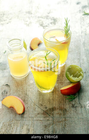 Jus de fruits jaunes d'alléchantes sur table en bois prêt à boire. Boisson saine pour la détoxification Banque D'Images