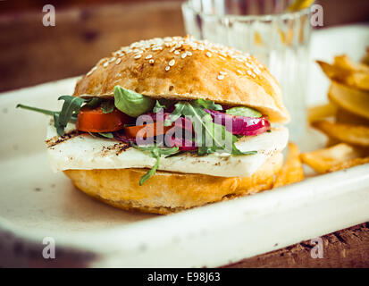 Le fromage Halloumi grillé d'alléchantes et salade de roquette dans Burger fait maison. Bon pour les végétariens Banque D'Images