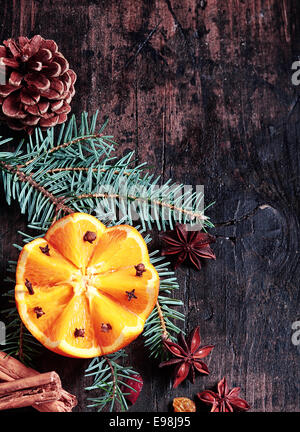 L'Orange de Noël avec l'épinette et le pin Décor Maïs sur table en bois Vintage Banque D'Images