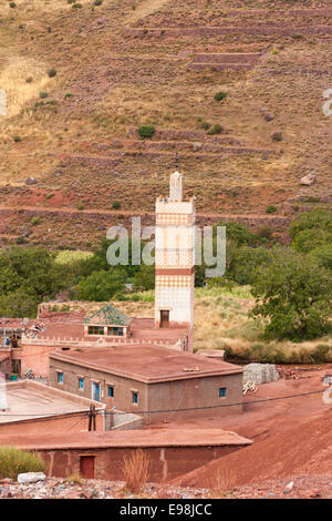 Village berbère près de Tahanaout dans les montagnes du Haut Atlas, Maroc Banque D'Images