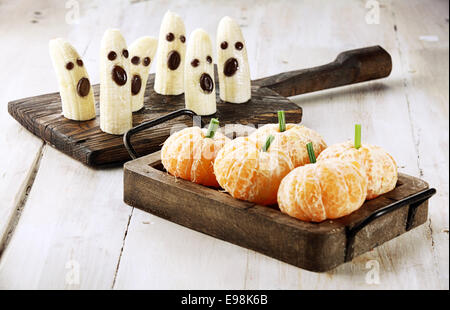 Des fruits sains gâteries d'Halloween fait dans Banana fantômes et citrouilles Orange Clémentine Banque D'Images