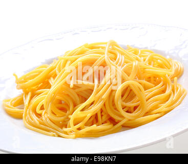 Assiette de spaghetti frais. Les pâtes spaghetti fraîchement préparé sans sauce sur une assiette blanche. Banque D'Images