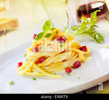 Portion de Spaghetti Carbonara avec du jambon, fromage parmesan italien de concept Banque D'Images