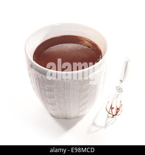 Tasse en céramique blanche remplie de chocolat fondu délicieux épais qui a été emmené Banque D'Images