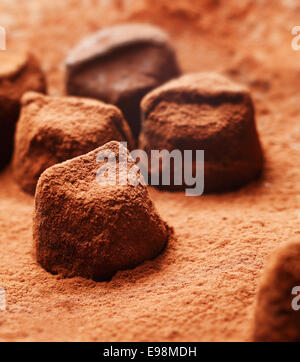 Morceaux de chocolat tailles couvertes irrégulières dans la poudre de cacao Banque D'Images