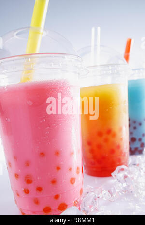 Un assortiment de boissons bubble tea sur glace pilée avec perles de fruits Banque D'Images