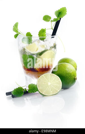 Mojito Cocktail avec des limes et menthe cubaine isolé sur fond blanc pour vos concepts de boissons alcoolisées Banque D'Images