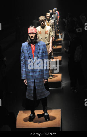 Collection Printemps/Été 2015 de la marque de mode japonaise TOGA VIRILIS le 18 octobre 2014, à Tokyo. Banque D'Images