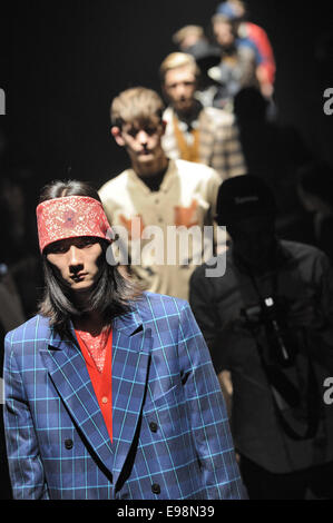 Collection Printemps/Été 2015 de la marque de mode japonaise TOGA VIRILIS le 18 octobre 2014, à Tokyo. Banque D'Images