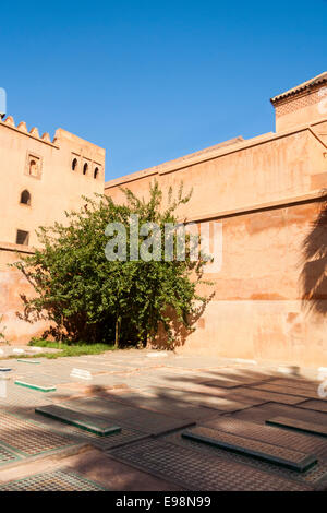 Cour intérieure à l'intérieur du mausolée et tombeaux Saadiens à Marrakech, Maroc Banque D'Images