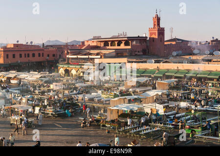 La place Jemaa el-Fna (également Jamaa el Fna ou place Djema el-Fna), la place du marché au sein de la médina de Marrakech Banque D'Images