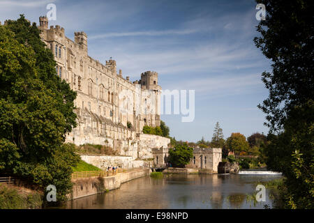 Royaume-uni, Angleterre, dans le Warwickshire, le château de Warwick et de l'usine à côté de la rivière Avon Banque D'Images